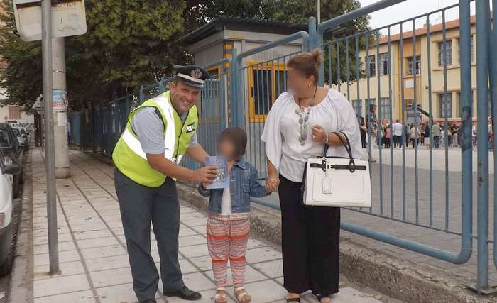 Ενημερωτικά φυλλάδια διένειμαν τροχονόμοι σε μαθητές δημοτικών σχολείων