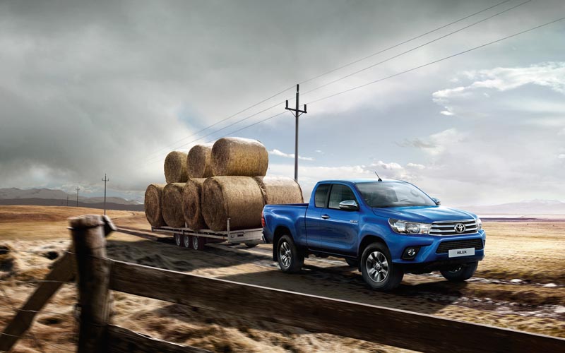 Το νέο Hilux, ασταμάτητο σε κάθε νέα πρόκληση, σταματάει μόνο για εσάς…