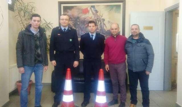 Το Ανθρώπινο Δυναμικό Βέροιας δώρησε στην τροχαία 10 κώνους βαρέως τύπου
