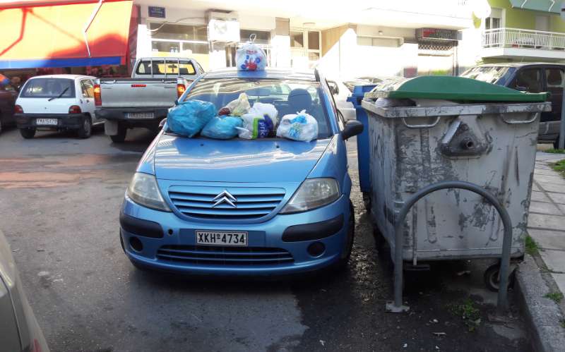 Βέροια: τιμώρησαν οδηγό αφήνοντάς του σκουπίδια πάνω στο αυτοκίνητο