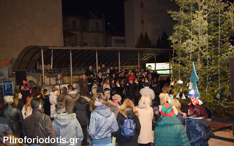 Στολίστηκε το δέντρο της πλατείας Δημαρχείου Βέροιας με τα αγγελάκια της Μ.Α.μ.Α. (φωτογραφίες, βίντεο)