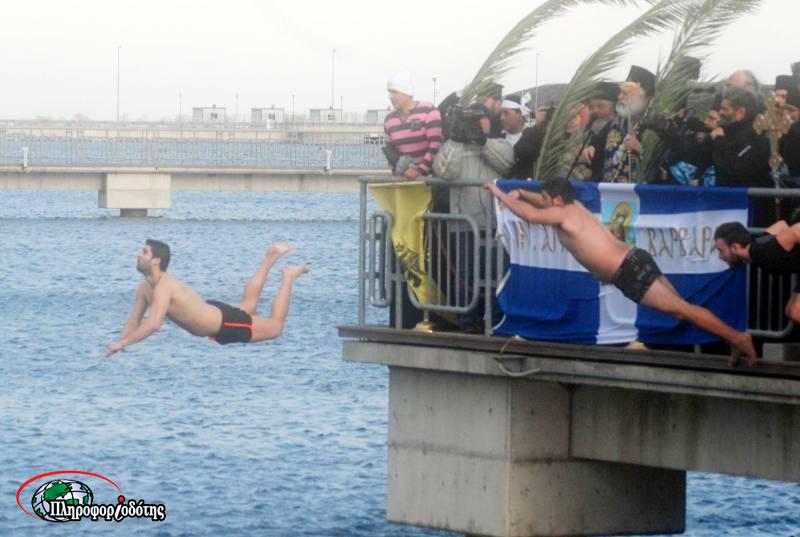 Τρεις θαρραλέοι νέοι έπεσαν για τον Σταυρό στα παγωμένα νερά του Αλιάκμονα (φωτογραφίες, βίντεο)