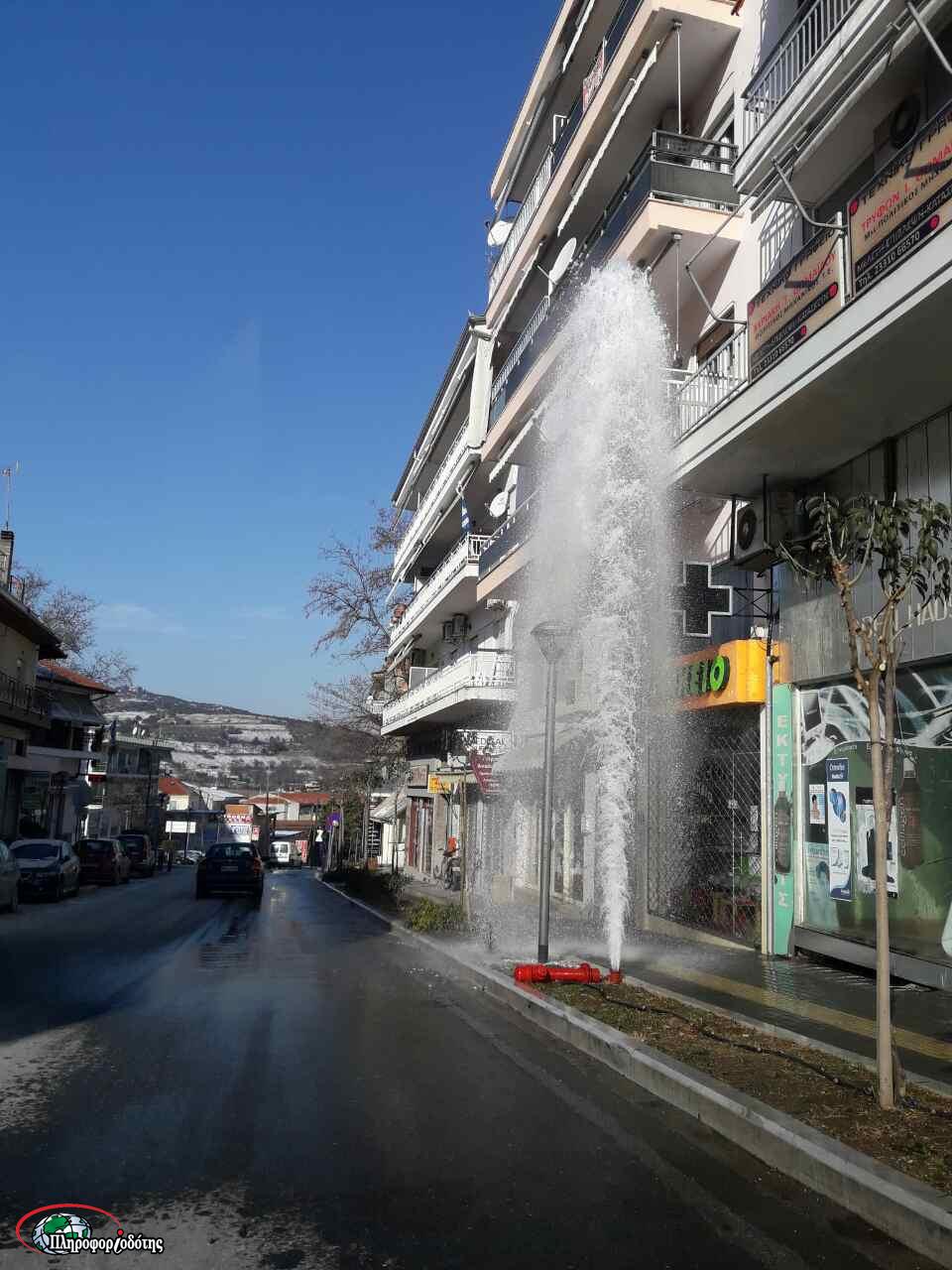Η παγωνιά έσπασε κρουνό στην Βέροια