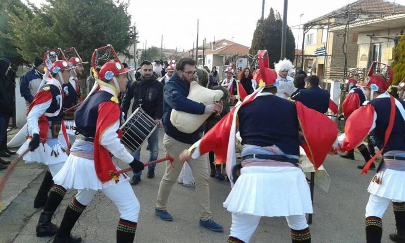 Το έθιμο των Μωμόγερων αναβίωσε στη Νέα Νικομήδεια