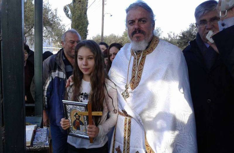 Μαθήτρια δημοτικού έπιασε τον Σταυρό στην Πατρίδα