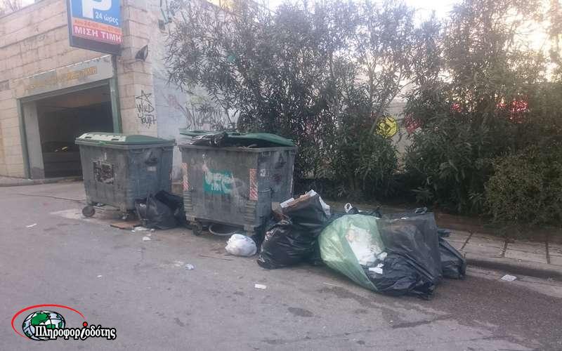 Τριτοκοσμική η εικόνα έξω από την Δημόσια Βιβλιοθήκη Βέροιας τις Κυριακές