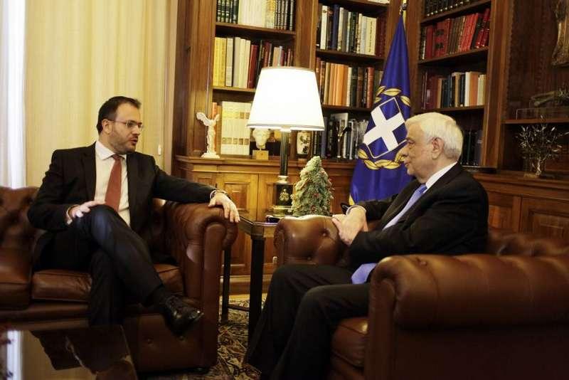 Ο Θανάσης Θεοχαρόπουλος στον Προέδρο της Δημοκρατίας