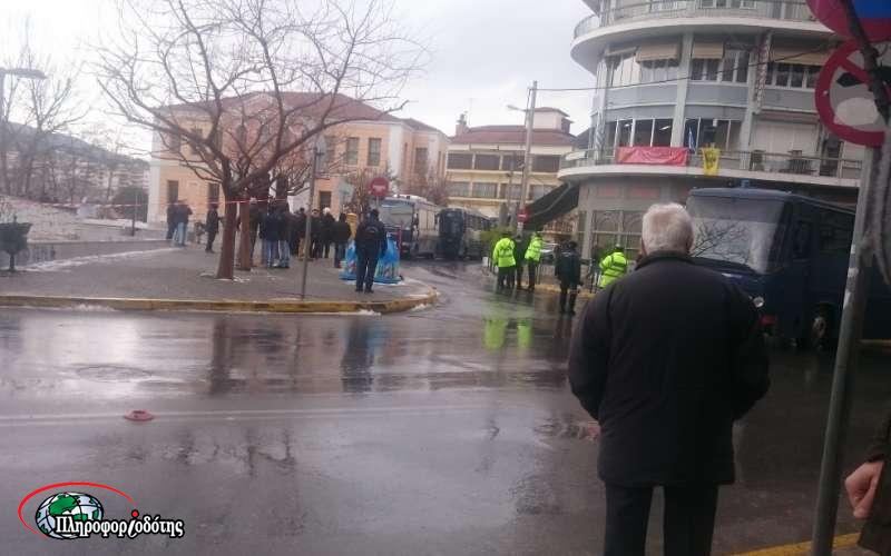 Πεδίο μάχης η Πλατεία Ωρολογίου στην Βέροια (φωτογραφίες)