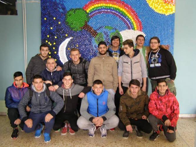 ΕΠΑΛ Βέροιας: Ψηφιδωτή κατασκευή με μήνυμα την προστασία του πλανήτη