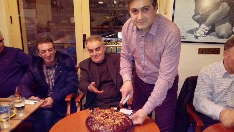 Οι πτυχιούχοι ιδιοκτήτες συνεργείων αυτοκινήτων έκοψαν την βασιλόπιτα
