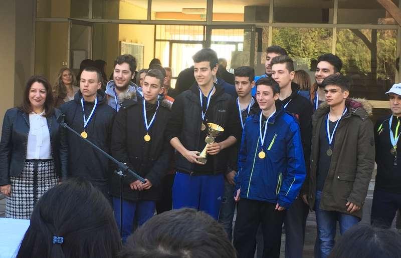 Απονομή κυπέλλου στην ομάδα μπάσκετ του 2ου ΓΕΛ Νάουσας