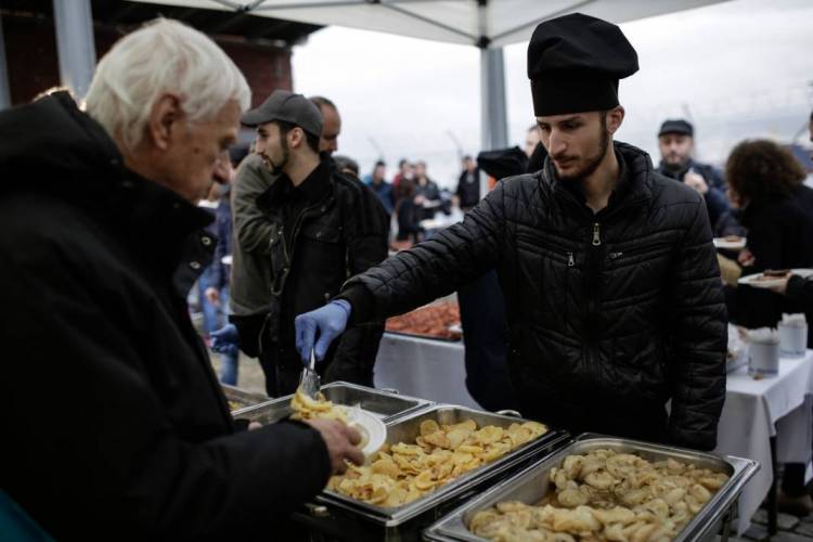Πρόσφυγες από Βόλβη και Αλεξάνδρεια μαγείρεψαν και μοίρασαν παραδοσιακά πιάτα
