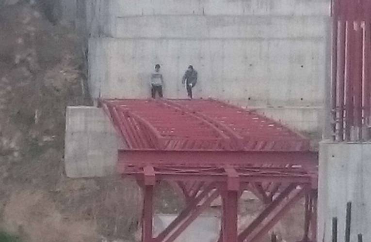 Βέροια: Μαθητές ακροβατούν πάνω στις αφύλακτες σκαλωσιές της Γέφυρας Κούσιου