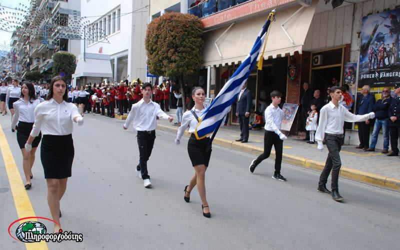 Με περηφάνια παρέλασαν τα λύκεια της Βέροιας (βίντεο, φωτογραφίες)