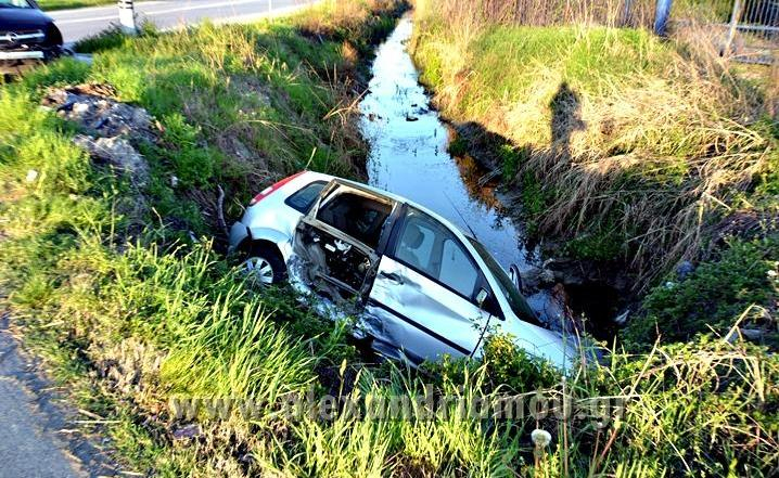 Αυτοκίνητο έπεσε σε κανάλι μετά από σύγκρουση έξω από τον Σταυρό