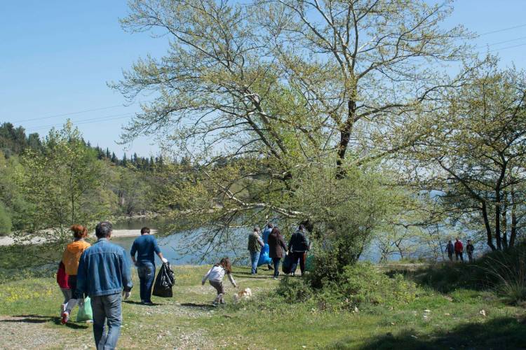 Εθελοντικός καθαρισμός στο παρόχθιο μονοπάτι του Αλιάκμονα