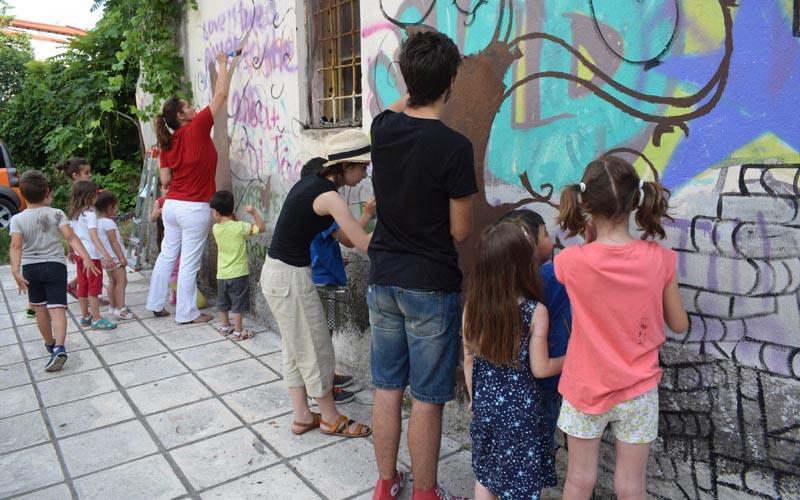 Μικρά και μεγάλα παιδιά ζωγράφισαν τοίχο σε πλατεία της Βέροιας (φωτογραφίες)