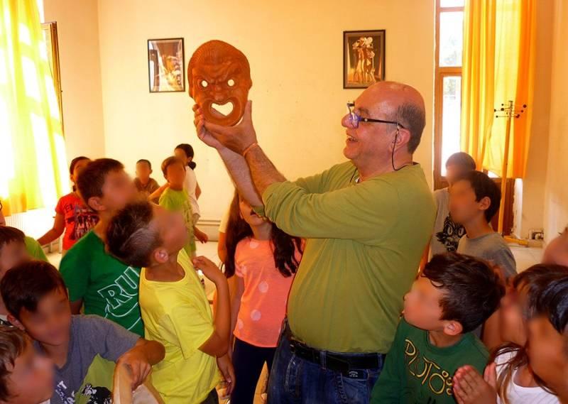Οι μαθητές του Δημοτικού Σχολείου Βεργίνας κατασκεύασαν μάσκες χρησιμοποιώντας εκμαγεία και πηλό