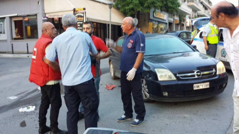 Βέροια: Αυτοκίνητο και δίκυκλο συγκρούστηκαν στην Βενιζέλου