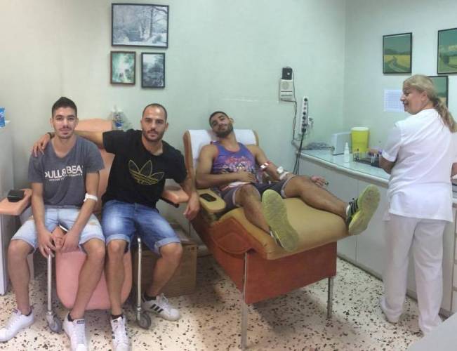 Ποδοσφαιριστές της Νάουσας έδωσαν αίμα για την 18χρονη που δίνει μάχη για την ζωή της