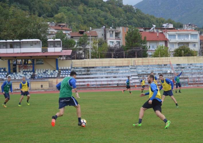 Με απουσίες στα Τρίκαλα η Νάουσα