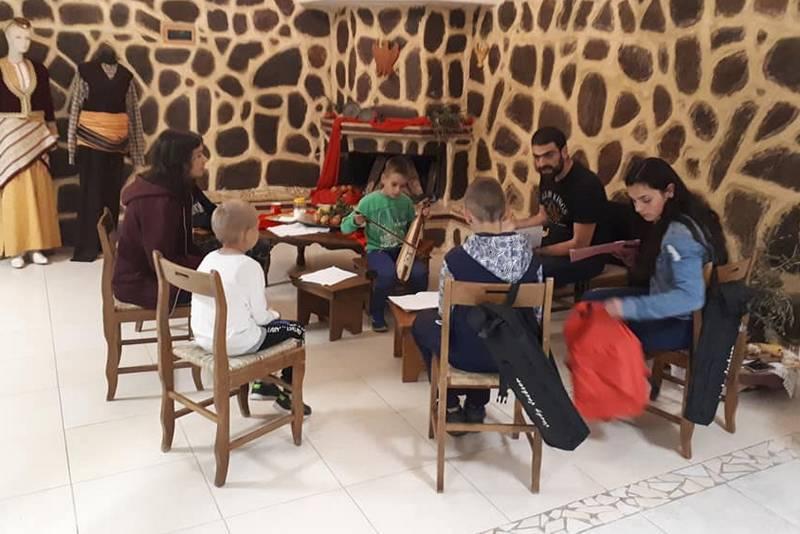Μαθήματα ποντιακής λύρας και ζωγραφικής στην Μίεζα Κοπανού