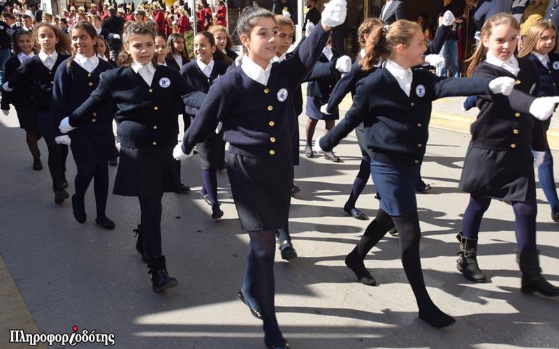 Με περηφάνια παρέλασαν τα δημοτικά της Βέροιας (βίντεο, φωτογραφίες)