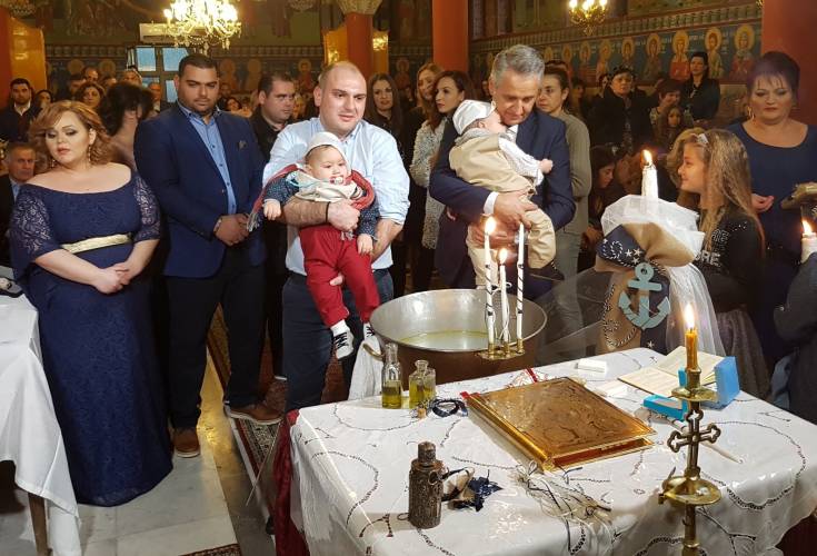 Ο Αντιπεριφερειάρχης βάφτισε τα εγγόνια του