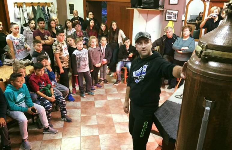 Απόσταξη τσίπουρου παρακολούθησαν τα μέλη της Ευξείνου Λέσχη Χαρίεσσας