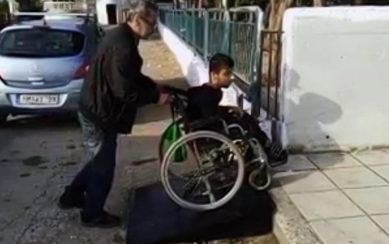Αναπηρική ράμπα στο Γυμνάσιο – Λύκειο Μακροχωρίου δίνει λύση στην μετακίνηση μαθητή ΑμΕΑ