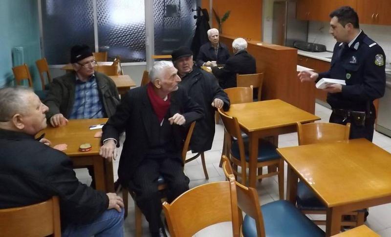 Σε ναούς και πολυσύχναστα σημεία αστυνομικοί διένειμαν ενημερωτικά φυλλάδια σε πολίτες