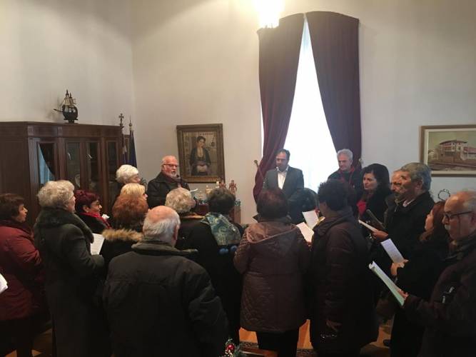 Χριστουγεννιάτικα κάλαντα στον δήμαρχο Βέροιας