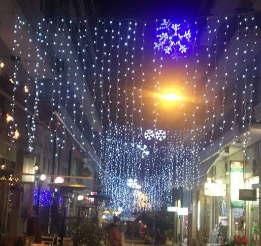Βέροια: Χριστουγεννιάτικο σκηνικό δημιούργησαν οι καταστηματάρχες στην οδό Τσούπελη