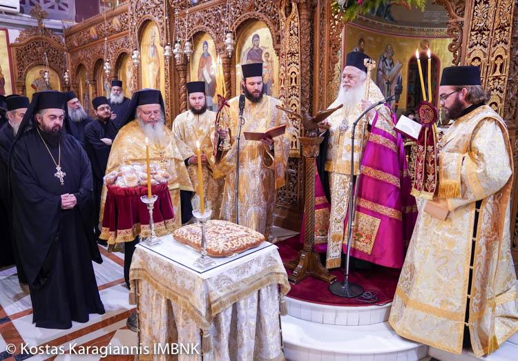 Η αλλαγή του χρόνου στον κατάμεστο Iερό Nαό Aγίου Αντωνίου