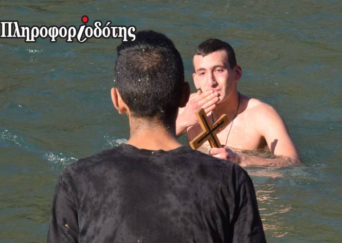 Με πολύ κόσμο και επισημότητα ο αγιασμός των υδάτων στην Βέροια (φωτογραφίες, βίντεο)