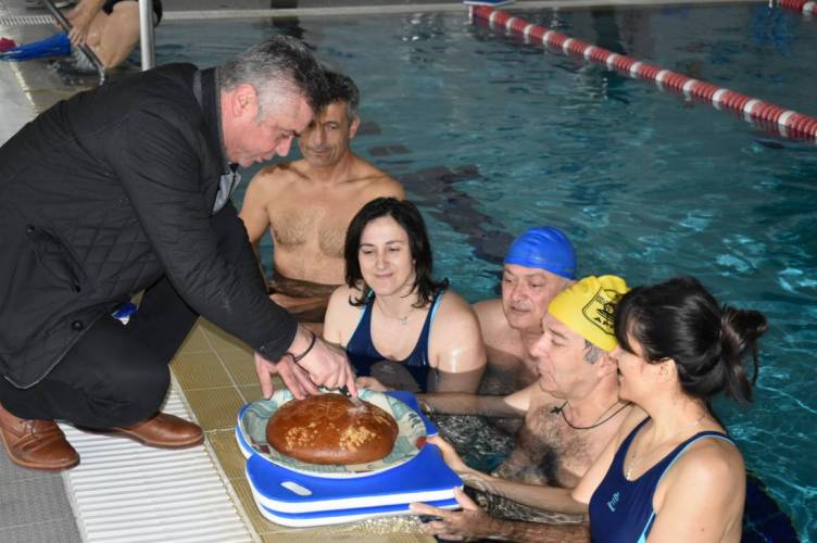 Η ομάδα κολύμβησης της Δ.Δ.Ε. Ημαθίας έκοψε την βασιλόπιτα στο νερό