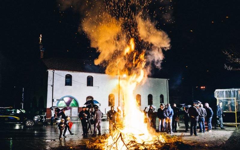 Κάψιμο των κέδρων στην Σφηκιά