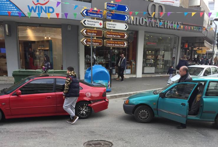 Τρακάρισμα στο πιο κεντρικό σημείο της Βέροιας