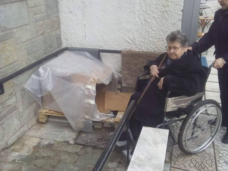 Σκυλόσπιτο πάνω στην ράμπα αναπήρων στο ΙΚΑ Βέροιας