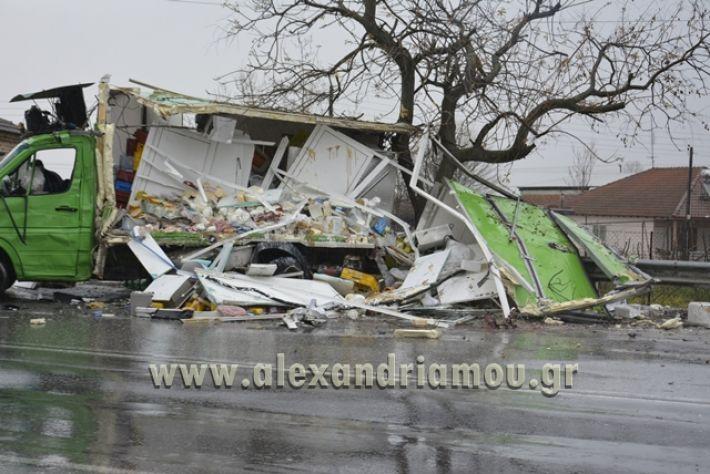 Σοβαρό τροχαίο στο Νησέλι, ενεπλάκησαν νταλίκα και ημιφορτηγό – Άγιο είχαν διερχόμενοι οδηγοί