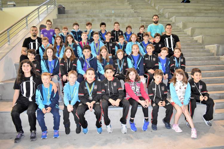Δεκαέξι μετάλλια στην Καβάλα η Κολυμβητική Ακαδημία Νάουσας