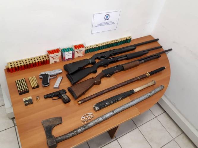 Αλεξάνδρεια: Συνελήφθησαν ένας 48χρονος και ο 26χρονος γιος του για παράνομη κατοχή όπλων και φυσιγγίων