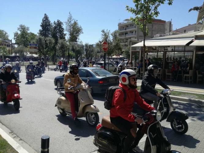 Οι “Βεσπάκηδες” πλημμύρισαν το κέντρο της Βέροιας (video)