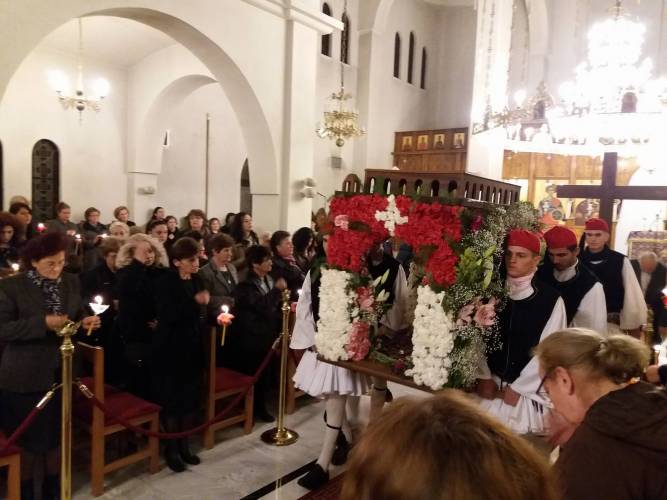 Τσολιάδες έκαναν την περιφορά του Επιταφίου στην Κουλούρα