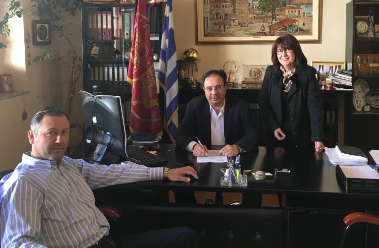 Σύμβαση για τη διάνοιξη οδών στο Μακροχώρι υπέγραψε ο Δήμαρχος Βέροιας