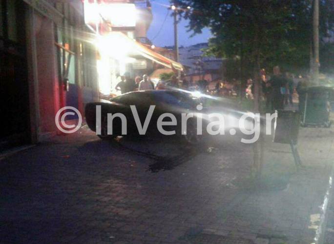 Βέροια: Καβάλησε πεζοδρόμιο στην Μητροπόλεως, χτύπησε πρόσοψη επιχείρησης και έγινε… καπνός