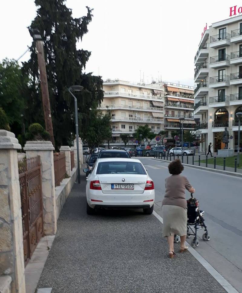 Βέροια: Τα αυτοκίνητα στο πεζοδρόμιο, οι πεζοί με τα καρότσια στο οδόστρωμα