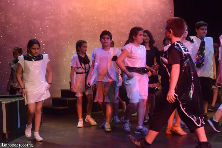 «Ο Γύρος του κόσμου σε 80 μέρες» παρουσιάστηκε από τις Ομάδες «Σχέδιο Β’» &«Σχέδιο Γ» στην Στέγη (φωτογραφίες, βίντεο)