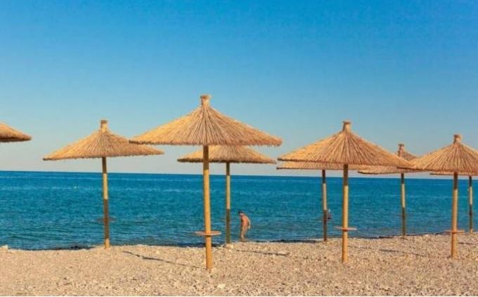 Ανοίγουν οργανωμένες παραλίες – Τι θα γίνει με λιανεμπόριο και φροντιστήρια