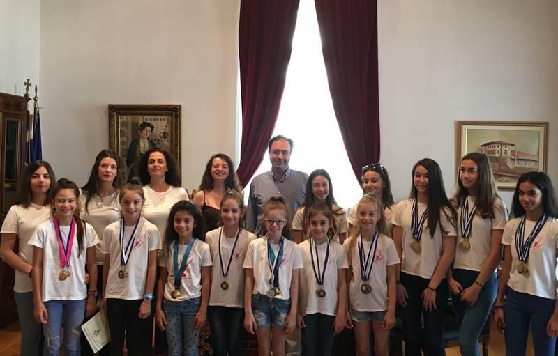 Αθλήτριες της Ρυθμικής Γυμναστικής του Α.Ο. Αλέξανδρος στο Δήμαρχο Βέροιας